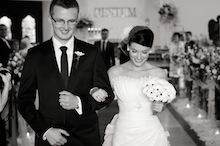 Nowożeńcy wychodzą z kościoła - fotografia ślubna Łódź. 20110903-Kasia-Lukasz-0317