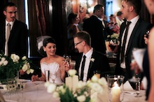 Nowożeńcy przyjmują toast weselny od stojących gości. Zdjęcie ślubne, Łódź. 20110903-Kasia-Lukasz-0624