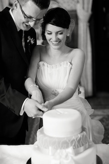 Nowożeńcy kroją tort weselny w trakcie wesala w Klubie Spadkobierców w Łodzi. zdjęcie ślubne. 20110903-Kasia-Lukasz-1014