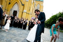 Chór katedralny towarzyszy składaniu życzeń parze młodej przed Archikatedrą w Łodzi - zdjęcia ślubne Łódź. Ania-Bartek-2011_06_22-0607