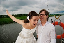 Młoda para na łódce - Panna młoda traci równowagę podczas pleneru ślubnego na łódce, Jezioro Roś, Pisz, Mazury. Ania-Bartek-plener-2011_07_09-040