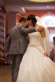 Intymny moment - para nowożeńców wykonuje Pierwszy taniec podczas - fotografia ślubna Pabianice. Marta-Armin-2010_09_11-697