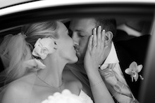Pocałunek nowożeńców w samochodzie po ślubie w Łodzi - zdjęcie ślubne. Marta-Cyrille-2011_07_30-0502