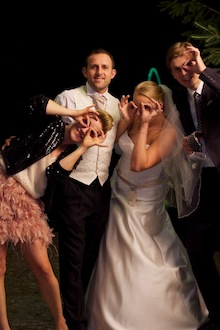 Goście weselni wygłupiają się pozując do zdjęć ślubnych - resteuracja Agat, Łódź. Marta-Cyrille-2011_07_30-0932