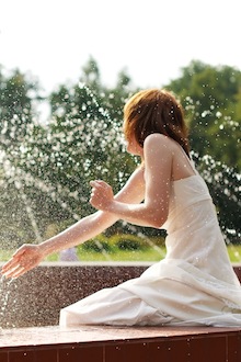 Ślubne zdjęcia w plenerze - panna młoda chlapie wodą w fontannie. Martyna-Michal-2011_08_25-889
