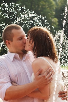 Para młoda całuje się w fontannie - zdjęcia ślubne, Park 3-ego Maja, Łódź. Martyna-Michal-2011_08_25-904