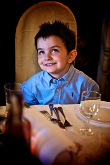 Chłopiec za stołem weselnym - fotografia ślubna Łódź. Paulina-i-Bartek-390